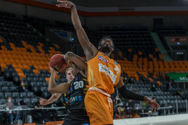 次凭借顽强 次凭借顽强